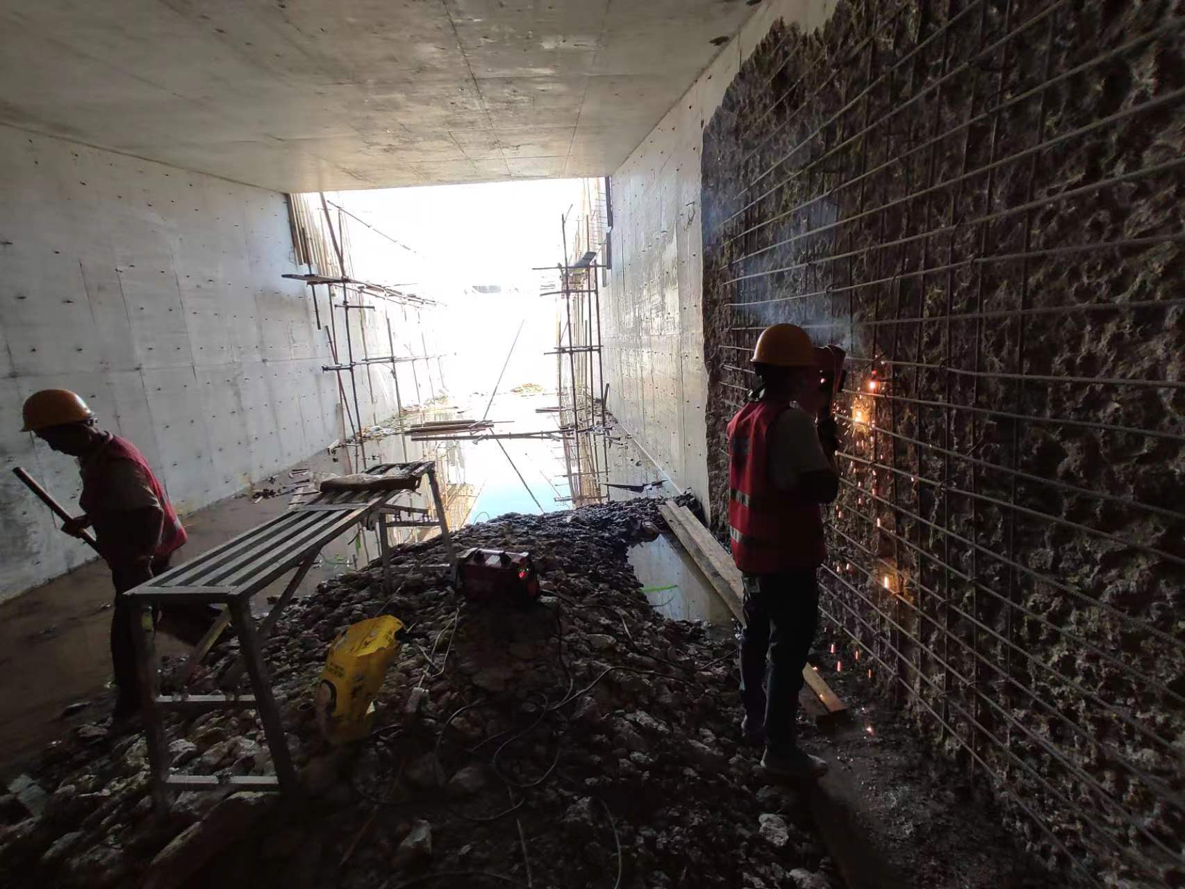 神湾镇挖断承重墙导致楼体开裂，加固施工方案出炉
